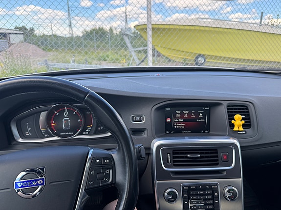 Volvo S60 Cross Country 7 of 12