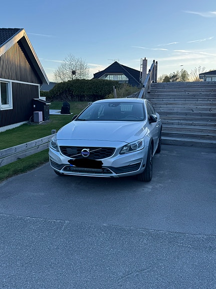 Volvo S60 Cross Country 8 of 12