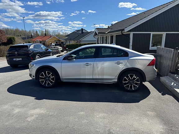 Volvo S60 Cross Country 9 of 12