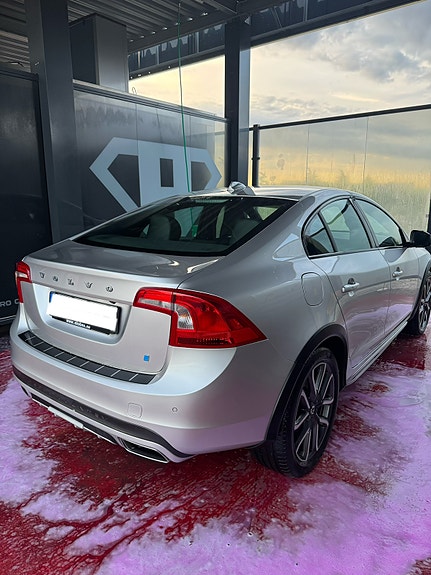 Volvo S60 Cross Country 3 of 5