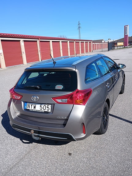 Toyota Auris 2 of 5