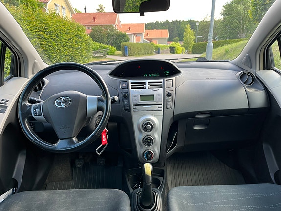 Toyota Yaris 5 of 7