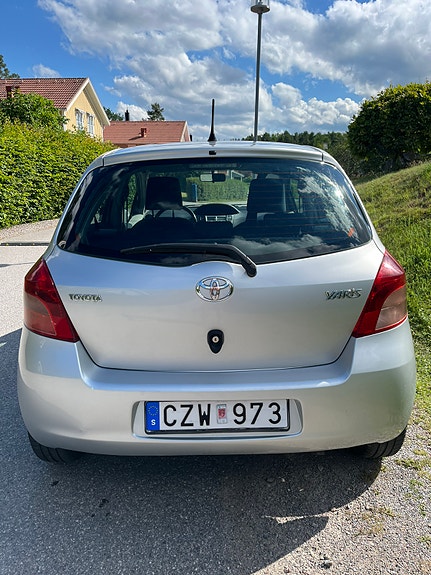 Toyota Yaris 3 of 7