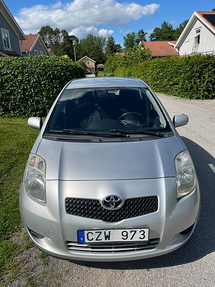 Toyota Yaris 2 of 7