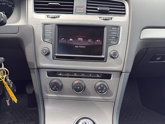 Volkswagen Golf VII 17 of 22