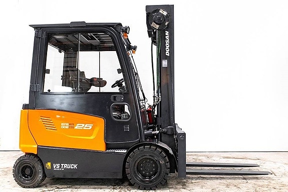 Doosan B25X-7, 2,5-tons el motviktstruck med hytt 6 of 10