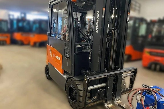 Doosan B25X-7, motviktstruck med endast 620h 2 of 3