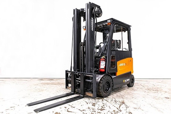Doosan B25X-7, 2,5-tons el motviktstruck med hytt 3 of 10