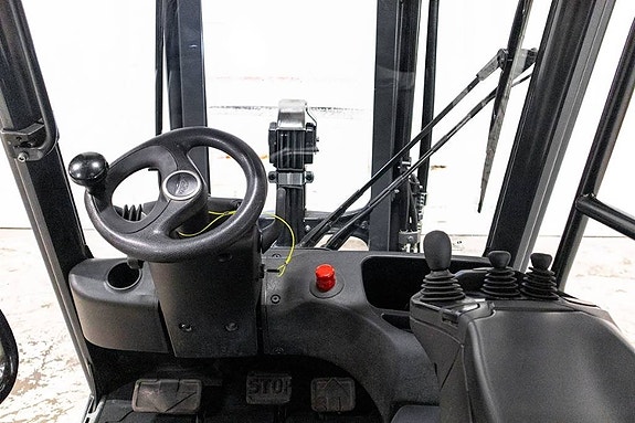 Linde E 14-02, smidig motviktstruck med non-marking däck 6 of 6