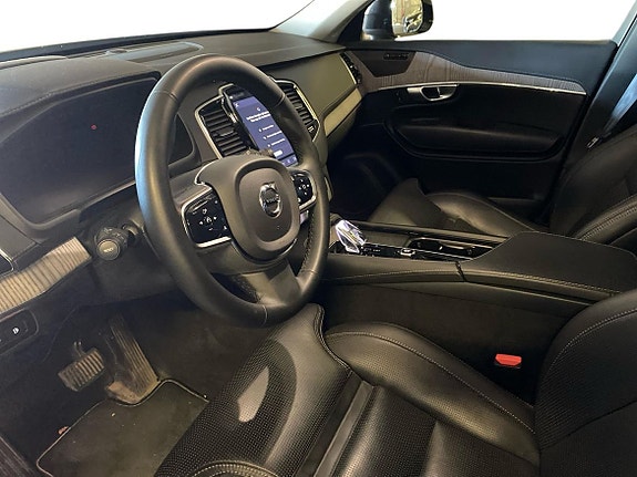 Volvo XC90 2 of 4