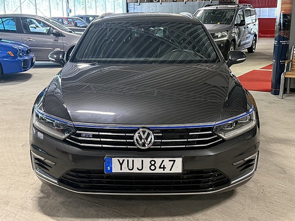 Volkswagen Passat 2 of 5