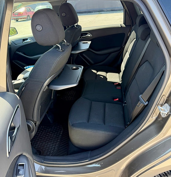 Mercedes-Benz B180 6 of 8