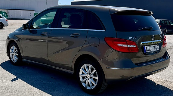 Mercedes-Benz B180 3 of 5