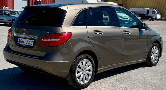 Mercedes-Benz B180 2 of 5
