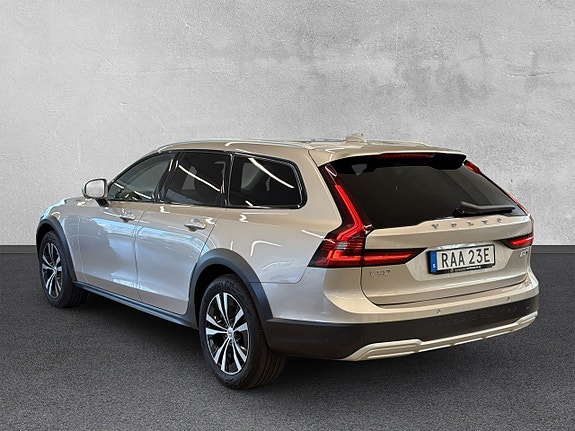 Volvo V90 Cross Country 3 of 5