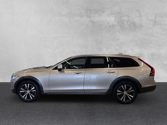 Volvo V90 Cross Country 2 of 5