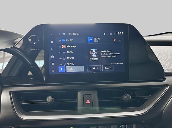 Lexus UX250h 14 of 17