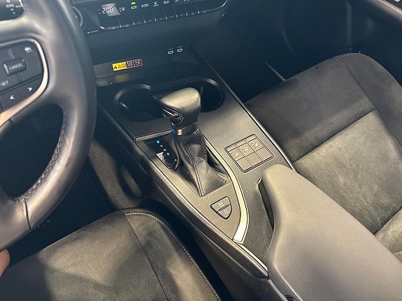 Lexus UX250h 16 of 17