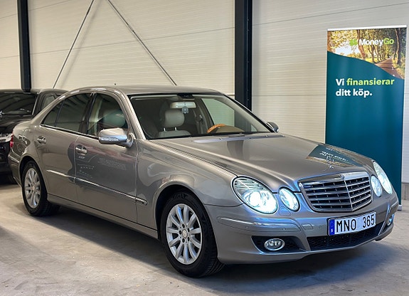 Mercedes-Benz E200 3 of 5