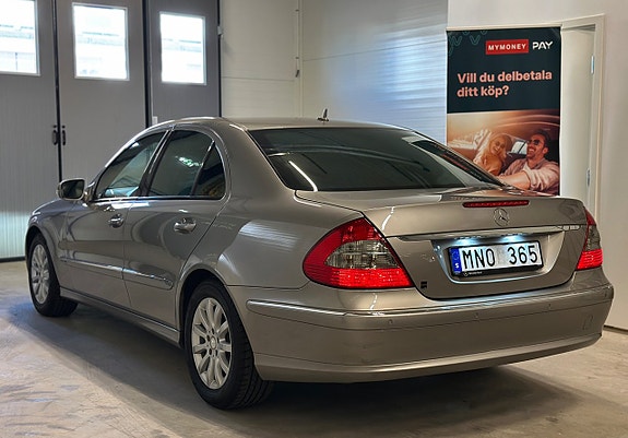 Mercedes-Benz E200 4 of 5