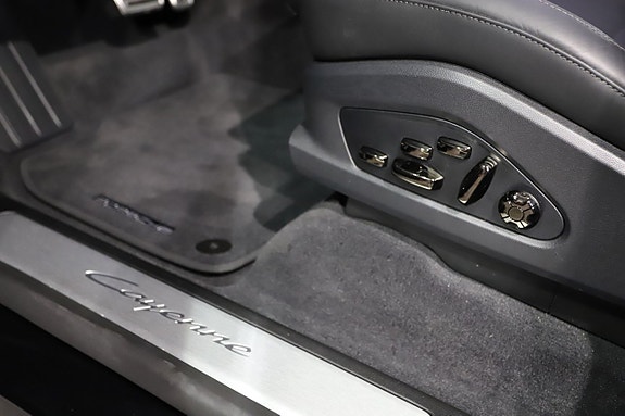 Porsche Cayenne 13 of 22