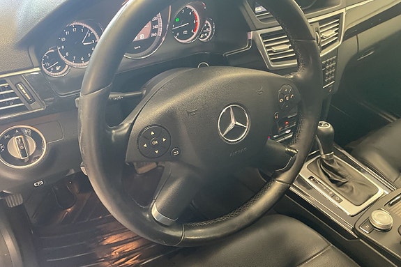 Mercedes-Benz E220 8 of 15