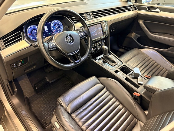 Volkswagen Passat 12 of 30