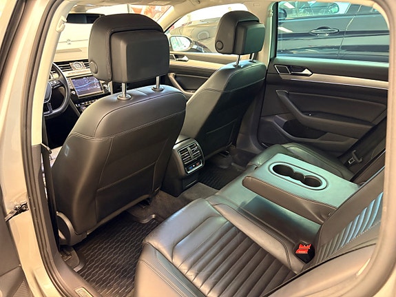 Volkswagen Passat 21 of 30