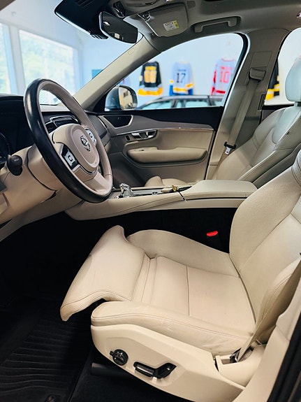 Volvo XC90 14 of 27