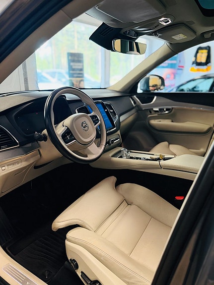 Volvo XC90 13 of 27