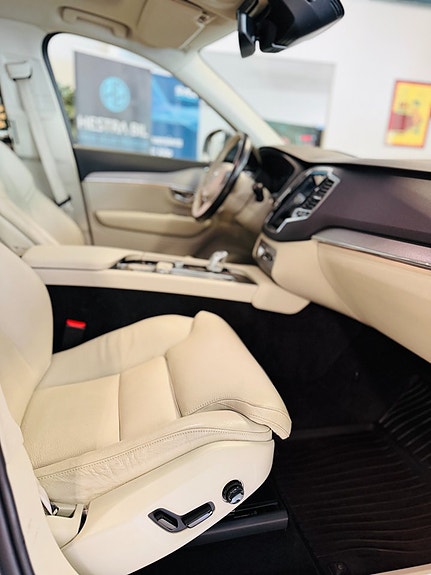 Volvo XC90 23 of 27
