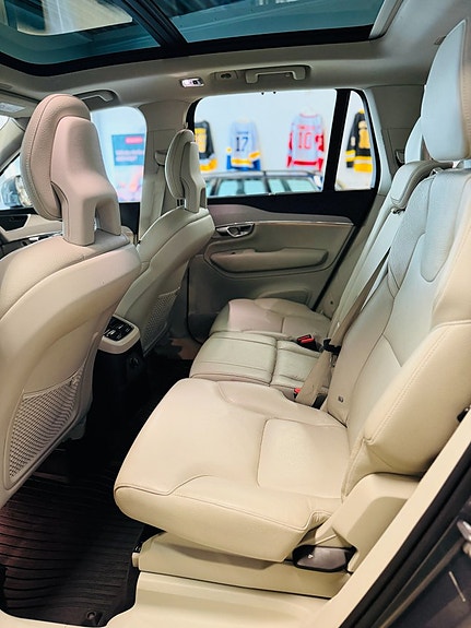 Volvo XC90 16 of 27