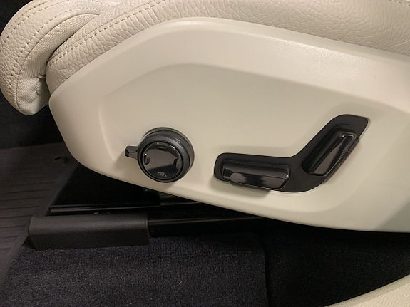 Volvo XC60 13 of 16