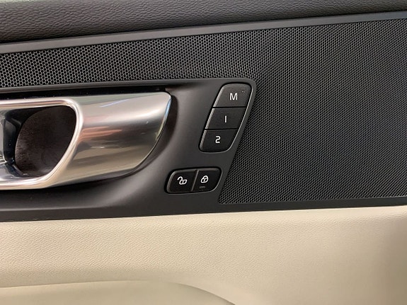 Volvo XC60 12 of 16