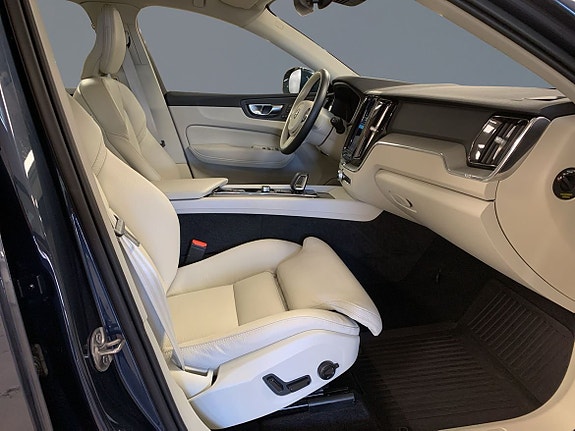 Volvo XC60 7 of 16