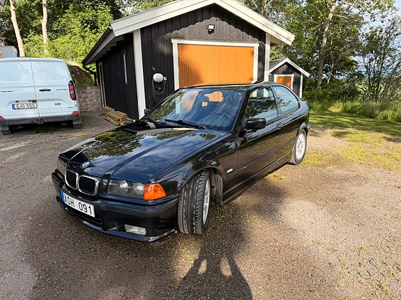 BMW 323Ti 3 of 5