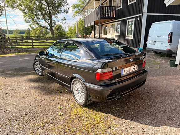 BMW 323Ti 2 of 5