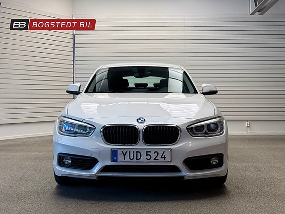 BMW 118i 2 of 5