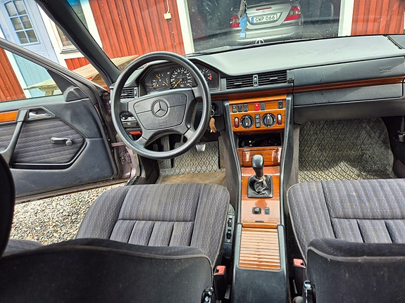 Mercedes-Benz 220 TE 4 of 5