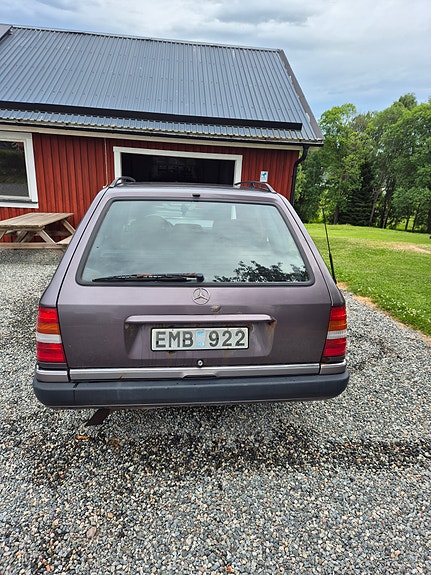 Mercedes-Benz 220 TE 2 of 5