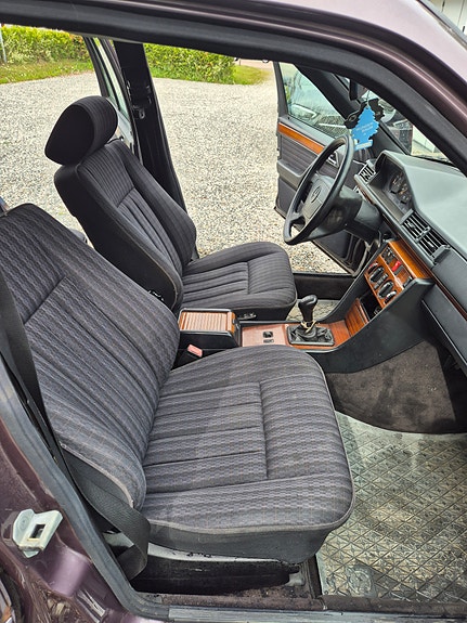 Mercedes-Benz 220 TE 7 of 9