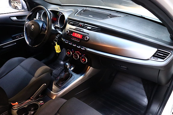 Alfa Romeo Giulietta 14 of 23