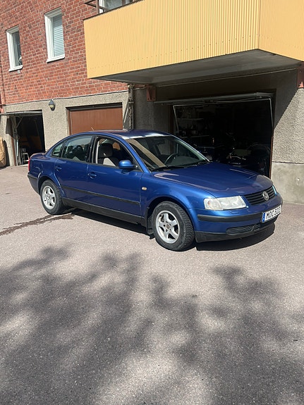 Volkswagen Passat 2 of 4