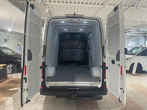 Volkswagen Crafter 2 of 3