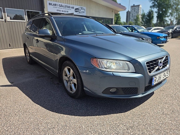 Volvo V70 2 of 7