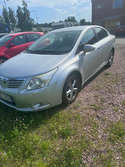 Toyota Avensis 2 of 3