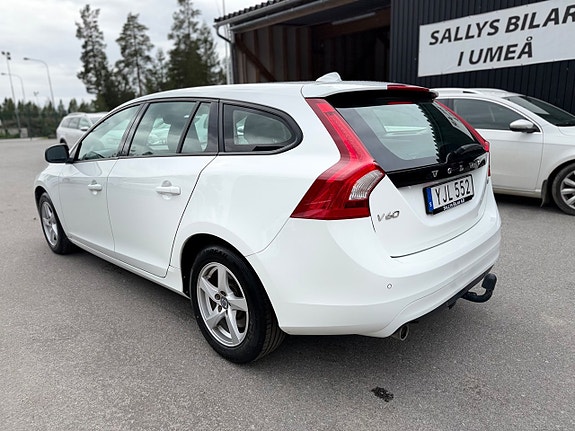 Volvo V60 2 of 5