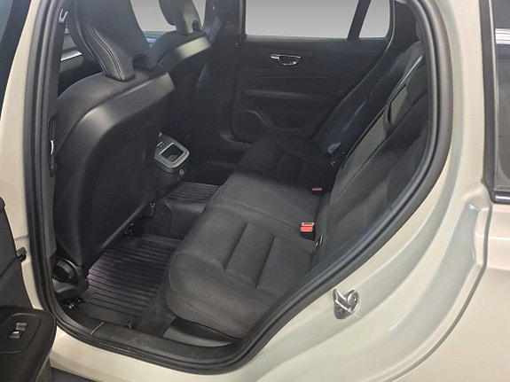 Volvo V60 Cross Country 7 of 9