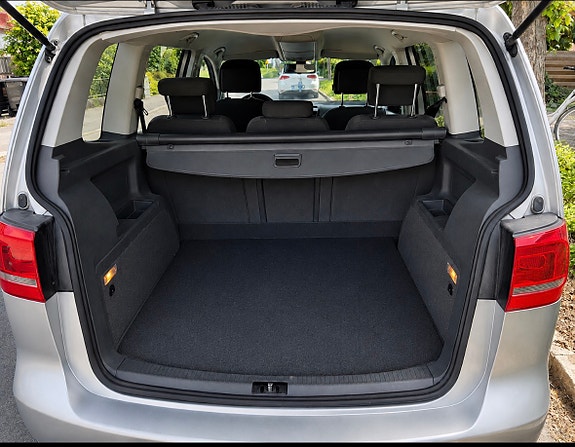 Volkswagen Touran 2 of 5