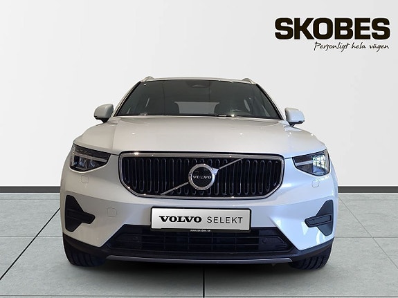 Volvo XC40 2 of 5